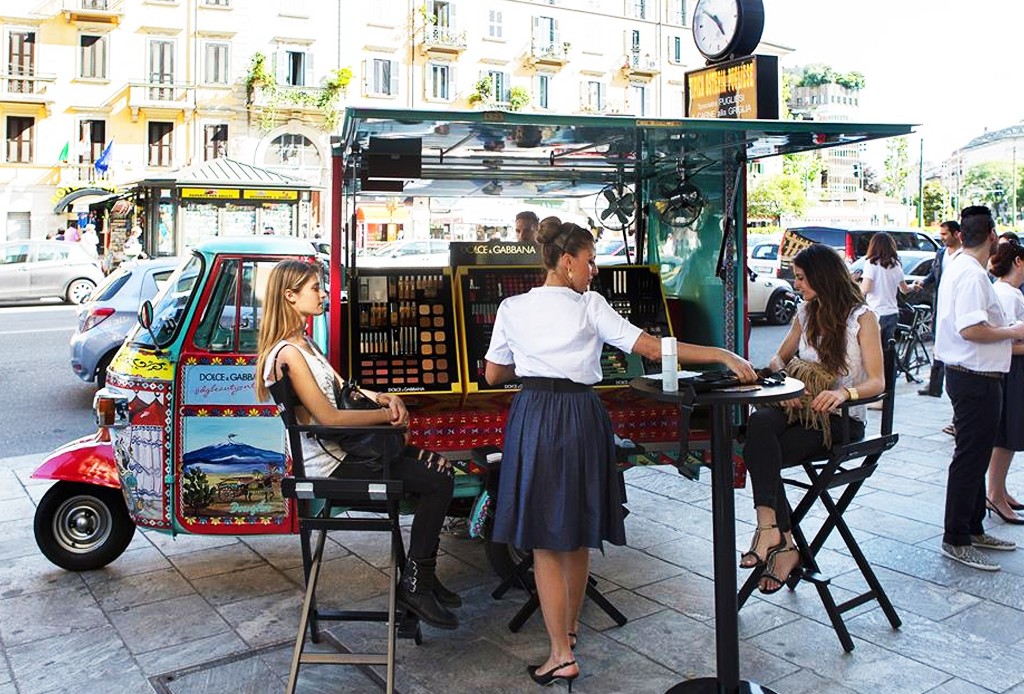El make up de Dolce & Gabbana recorre las calles de Milán - dolce-gabbana-rickshaw-1024x694