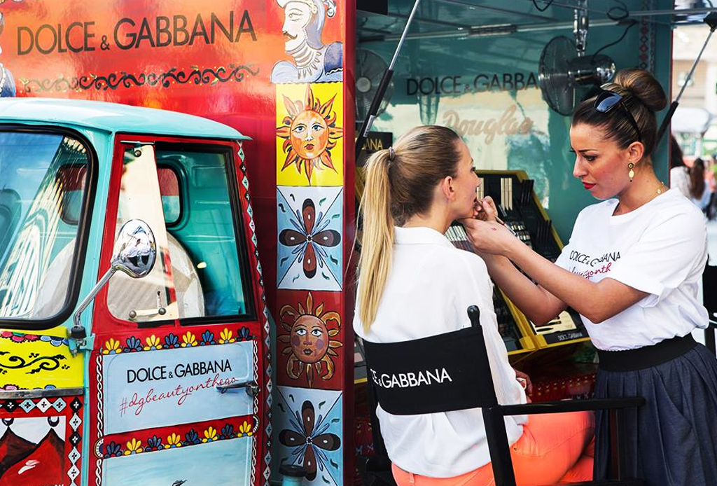 El make up de Dolce & Gabbana recorre las calles de Milán