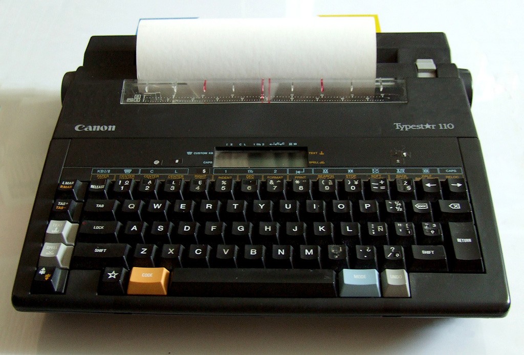 10 gadgets de los 90's que fueron reemplazados por la tecnología - maquina-de-escribir-1024x694