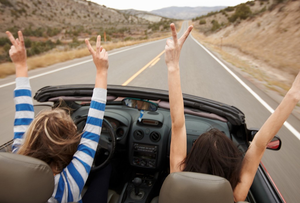 7 tips para hacer el roadtrip de tu vida con amigos - musica-carretera-1024x694