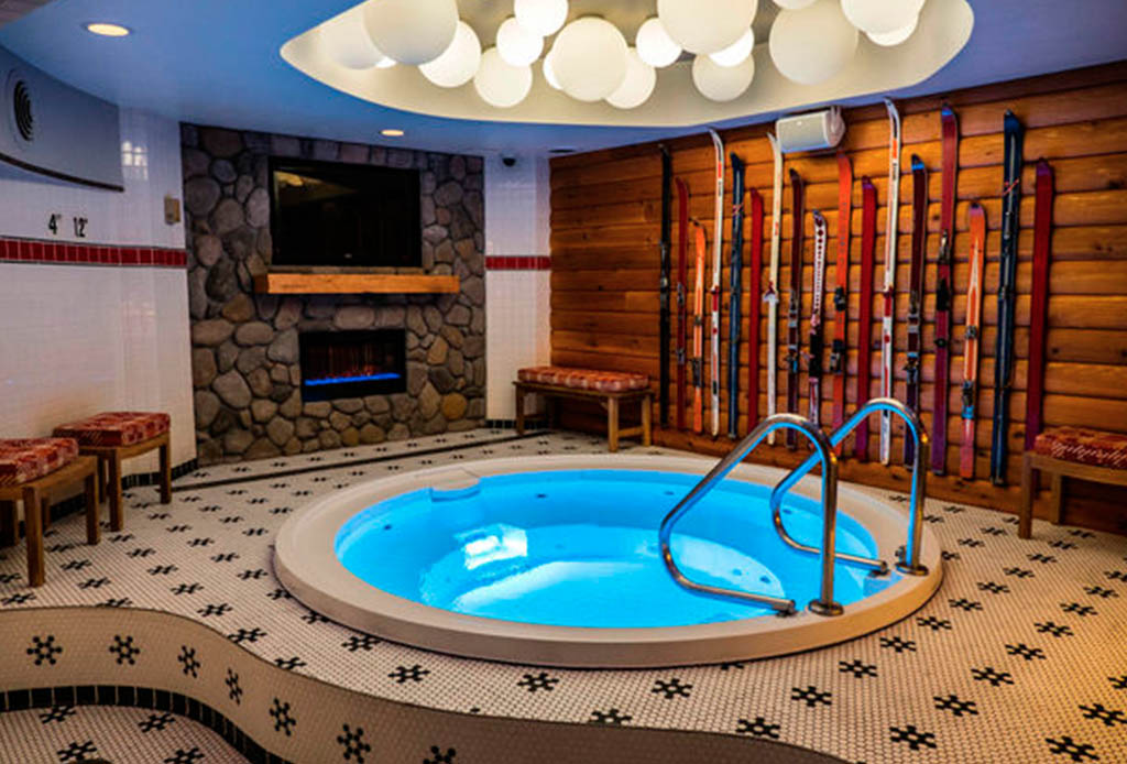 ¡Este hotel en Chicago tiene un jacuzzi bar secreto!