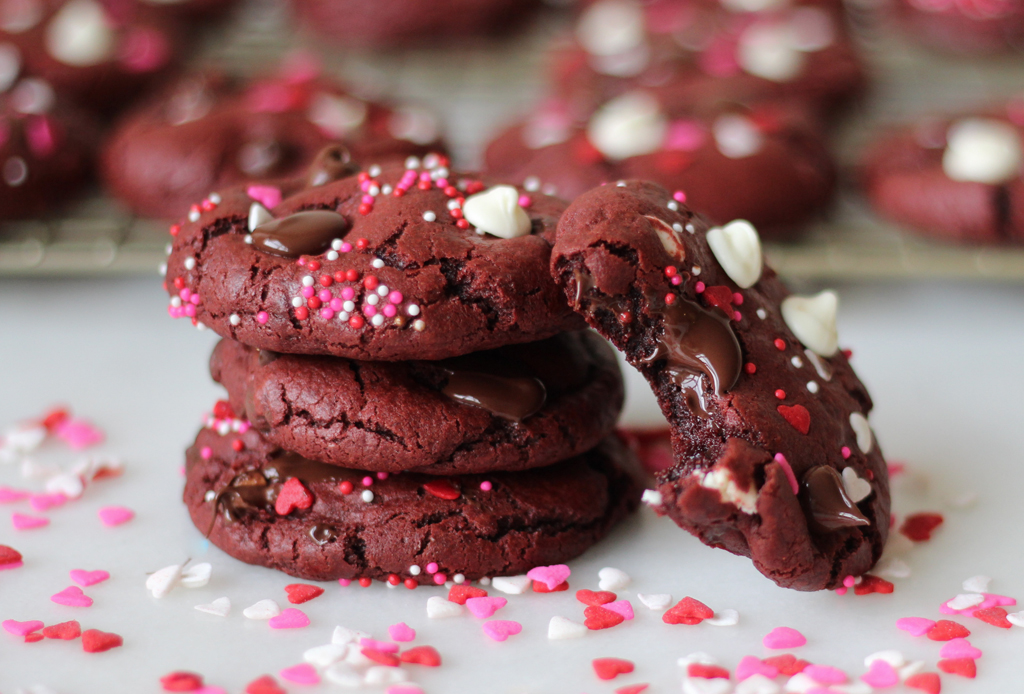 Prepara estas galletas de red velvet con chispas de chocolate