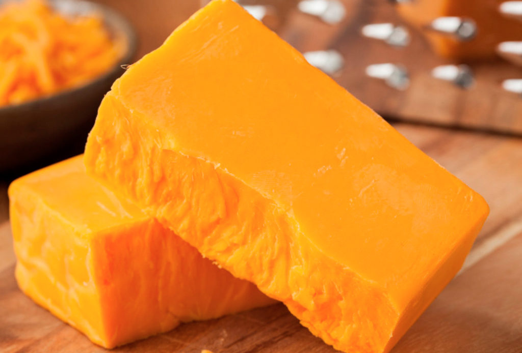 Estos son los quesos que puedes comer aunque seas intolerante a la lactosa - cheddar-1024x694