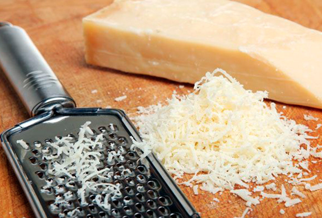 Estos son los quesos que puedes comer aunque seas intolerante a la lactosa - parmesano-1024x694
