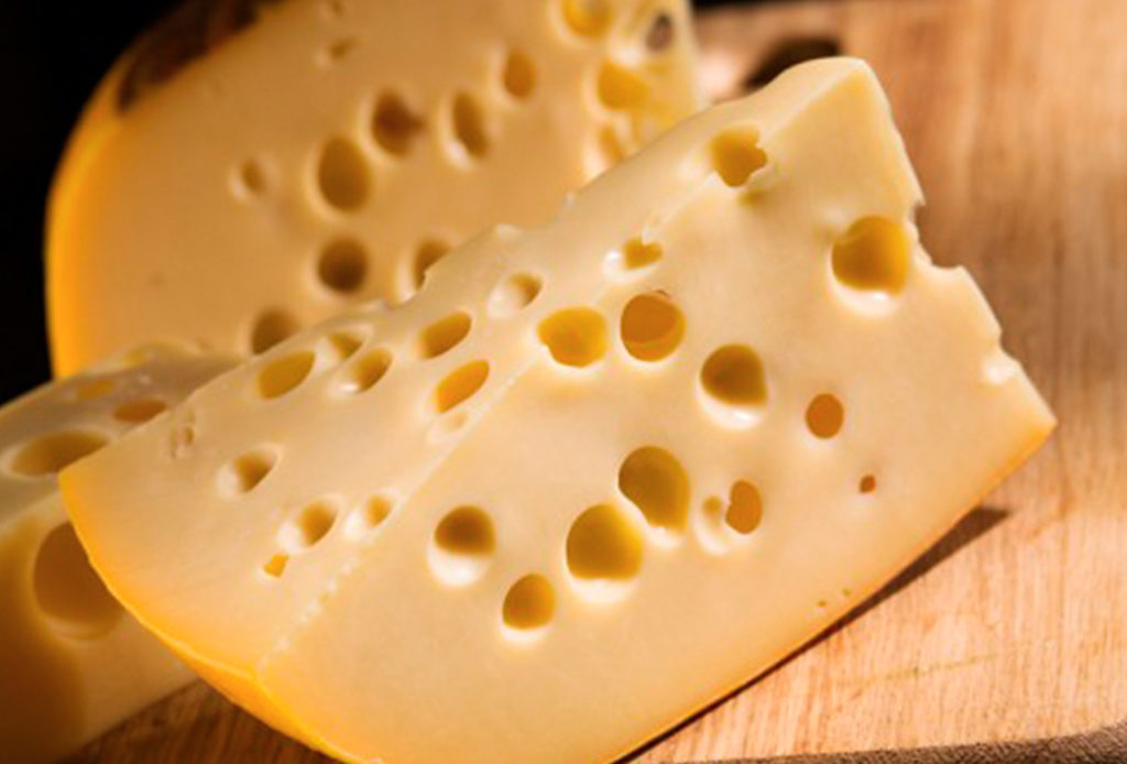 Estos son los quesos que puedes comer aunque seas intolerante a la lactosa - suizo-1024x694