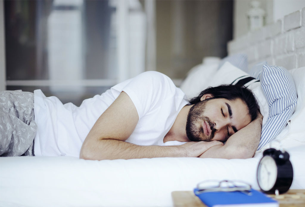 Descubre por qué es mejor dormir sin pijama - dormir_desnudo_2