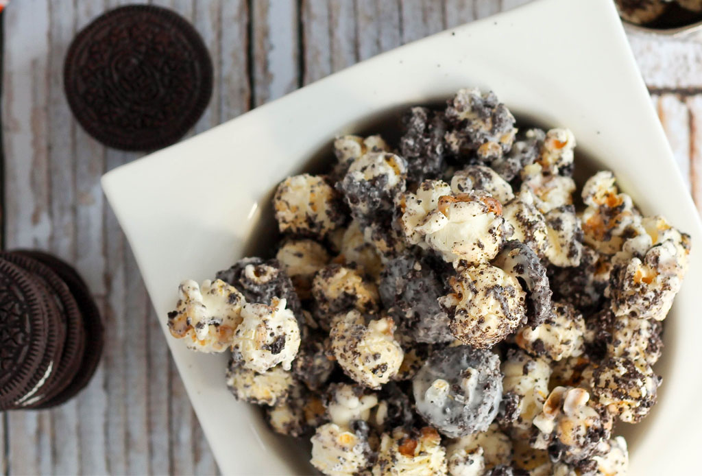 Prepara estas palomitas cookies ‘n cream para tus tardes de Netflix