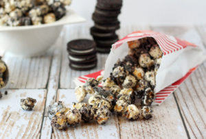 Prepara estas palomitas cookies 'n cream para tus tardes de Netflix - popcorncookiesandcream-300x203