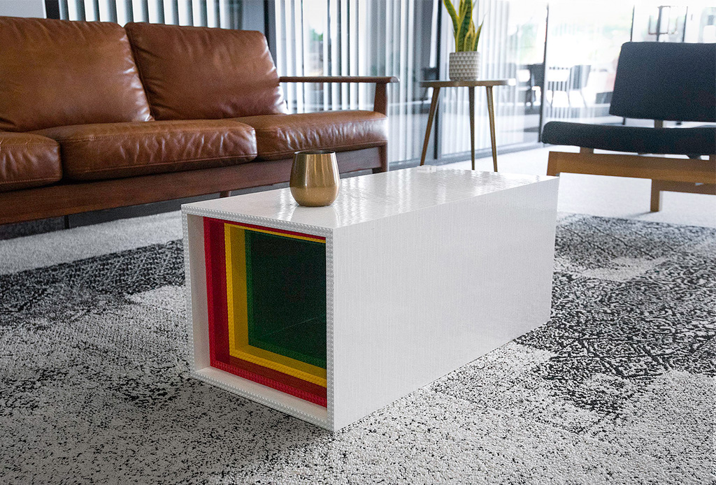 Dale un toque original a tu casa con una mesa construida ¡con Legos!