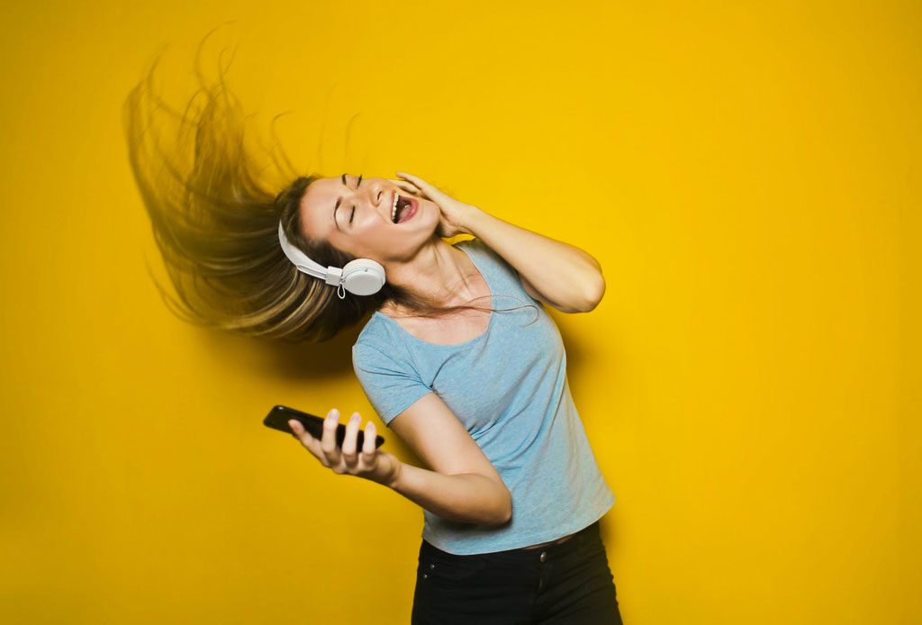 ¿Sabías que escuchar  música con audífonos tiene ciertos beneficios para ti? - musica-animo-1024x694