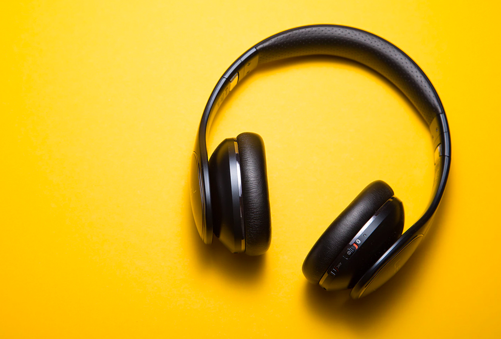 ¿Sabías que escuchar  música con audífonos tiene ciertos beneficios para ti?