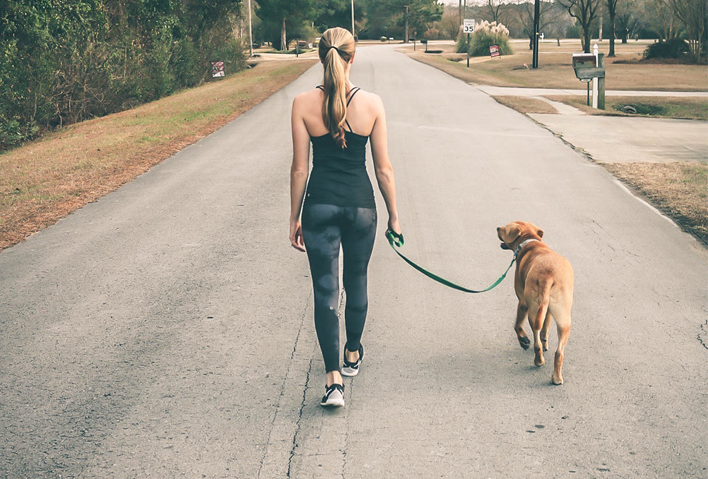 7 pasos para educar a tu perro a que camine/corra a tu lado - caminar-con-perro-5
