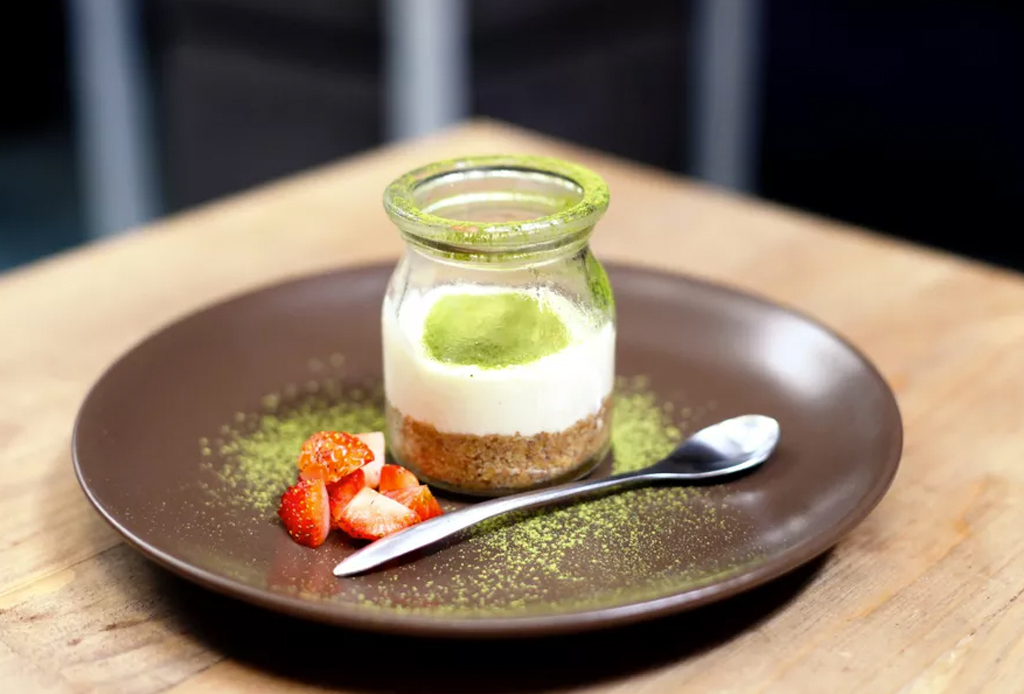 Tenemos la receta de un cheesecake de matcha ¡sin hornear!