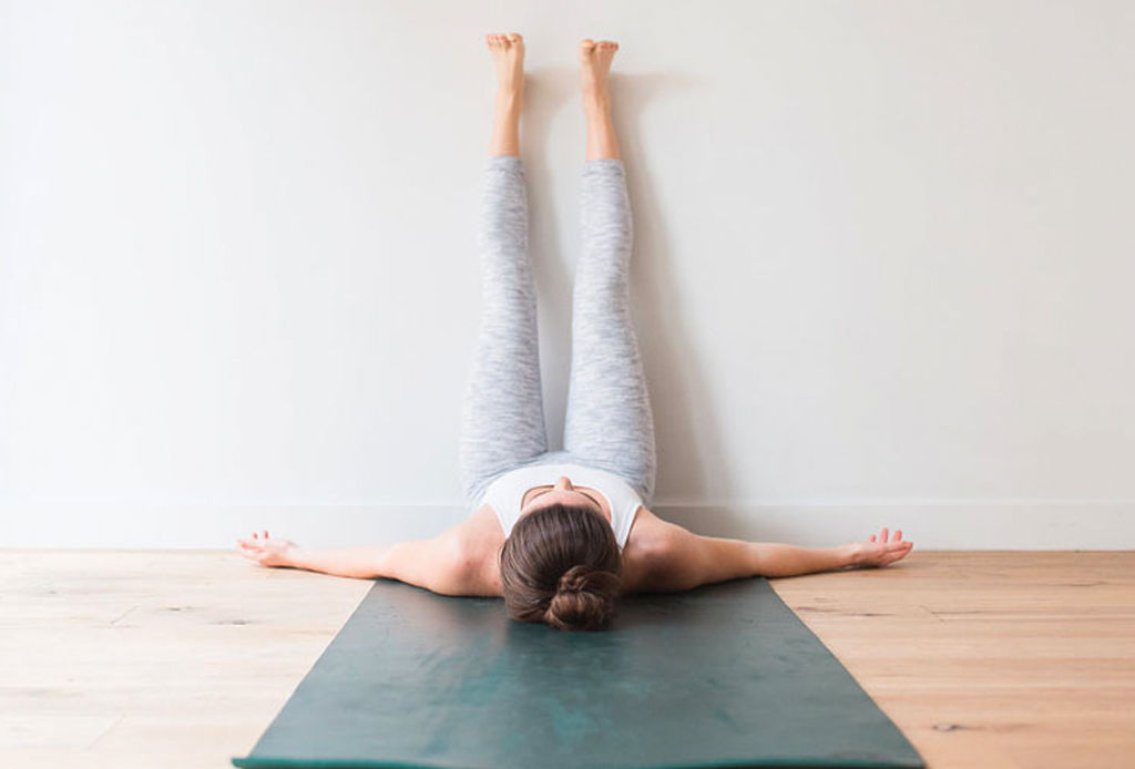 Aprende yoga para bajar tu ansiedad con esta secuencia fácil - yoga-chakras-7-1024x694
