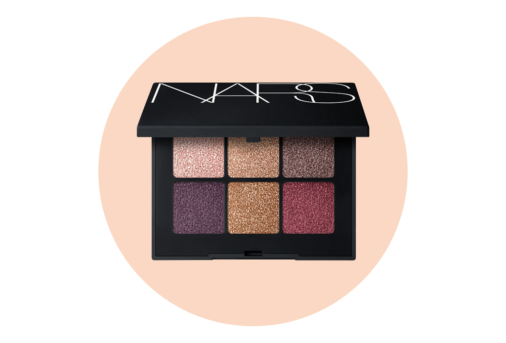Paletas de sombras neutras para pasar del día a la noche - nars-voyageur-eyeshadow-palette-suede