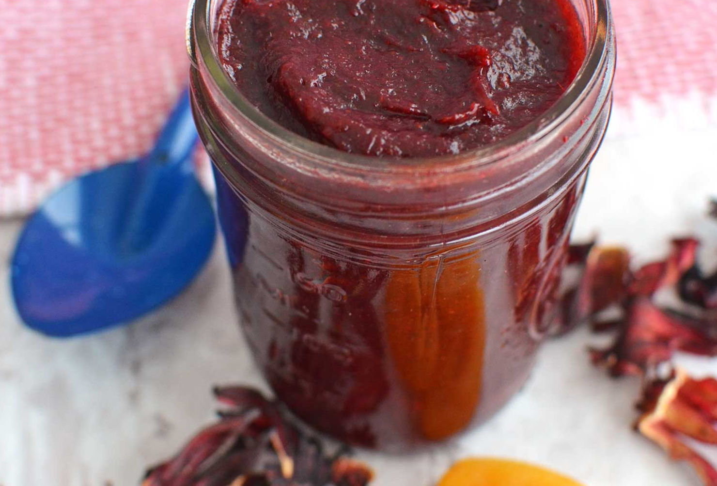 Aprende a preparar chamoy casero, perfecto para acompañar tus frutas frescas