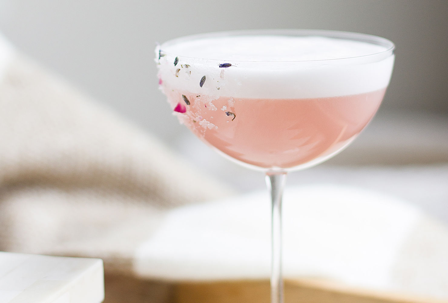 Tenemos la receta para un refrescante Gin Sour con jamaica ¡facilísima!