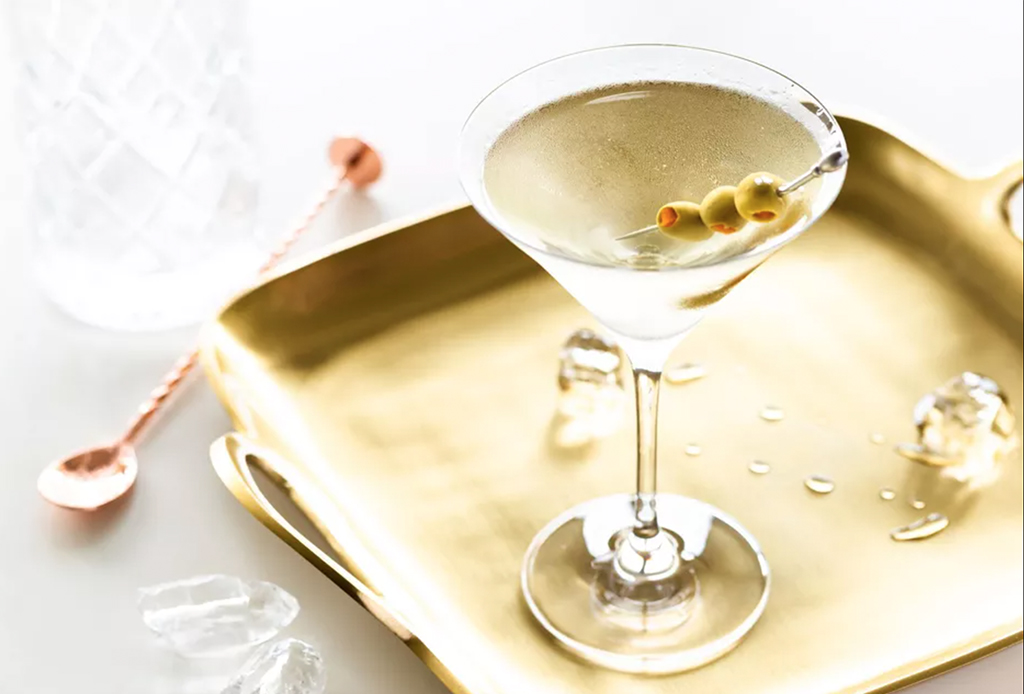 Prepara el clásico dirty martini en ¡4 pasos!
