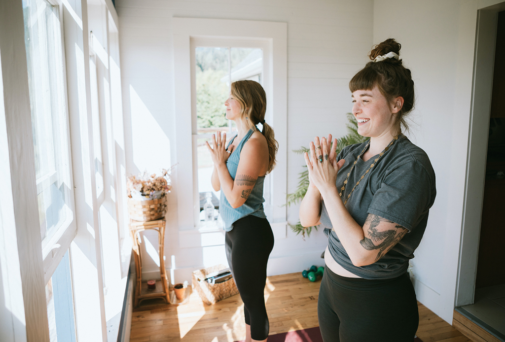 así es como hacer yoga en pareja puede fortalecer tu relación