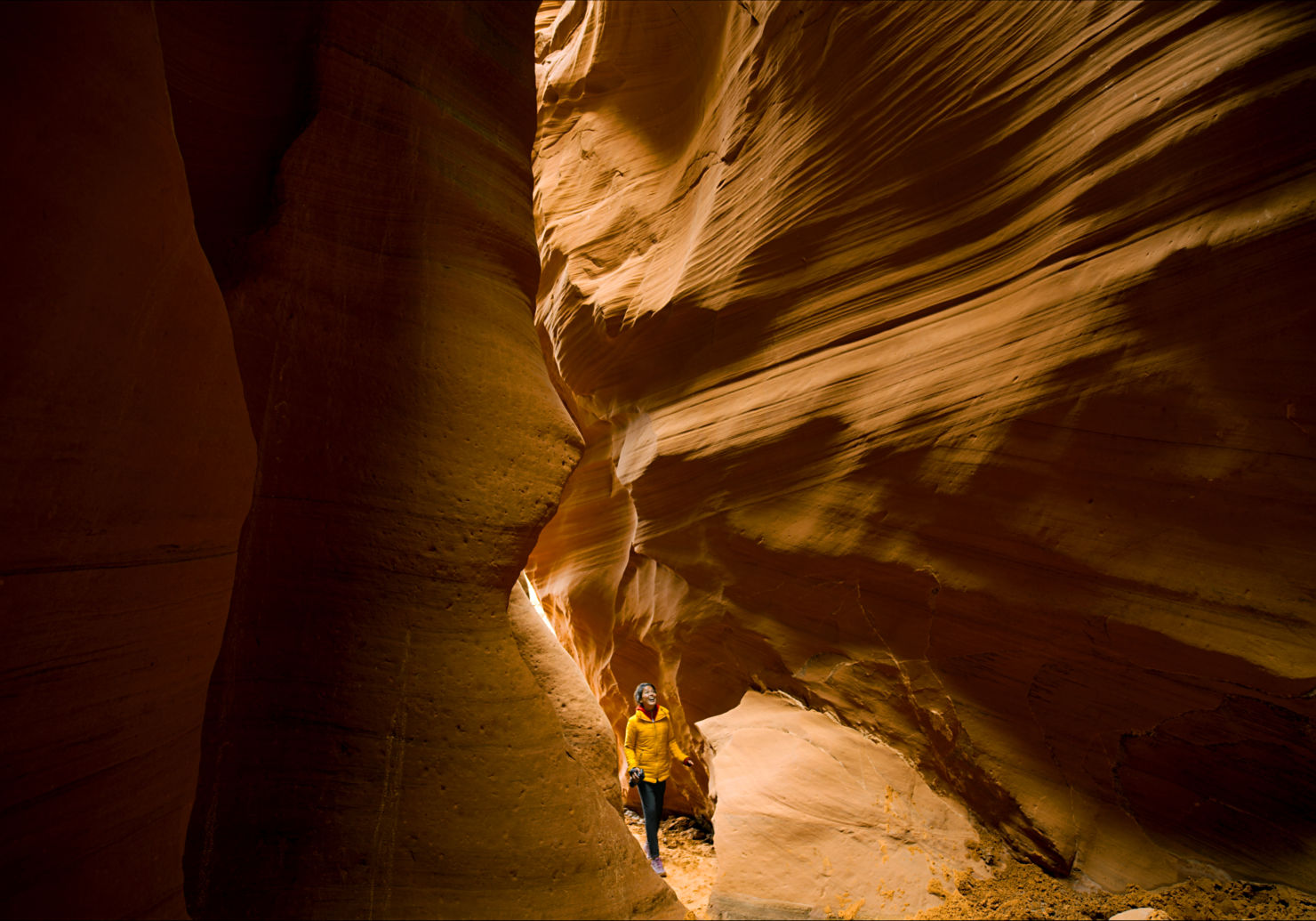 Descubre los lugares más hermosos de Estados Unidos en este documental - 37-antelope-canyon-ariel-tweto-marvels-at-the-undulating-sandstone-formations-in-antelope-canyon-near-page-arizona