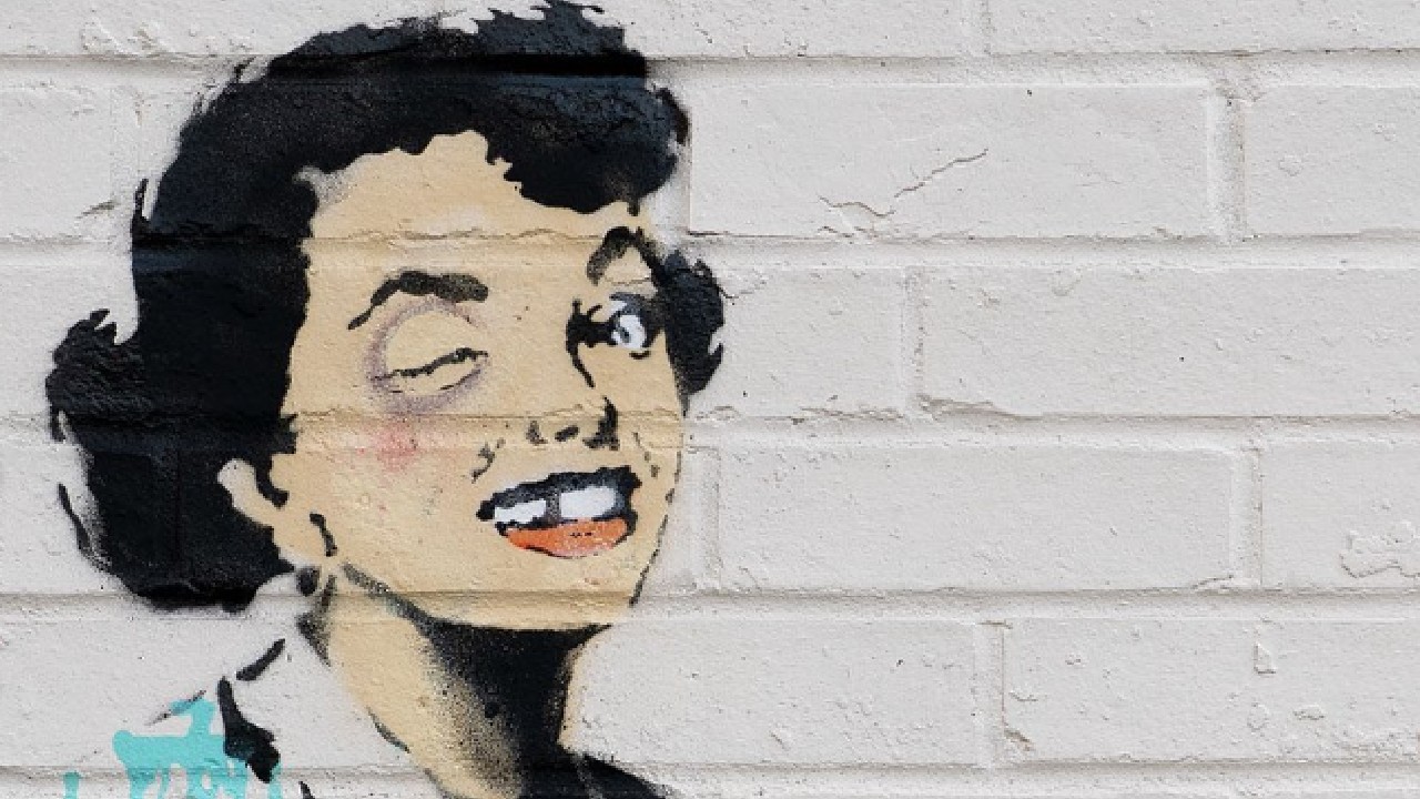 En pleno San Valentín: Banksy revela polémico mural denunciando violencia contra las mujeres