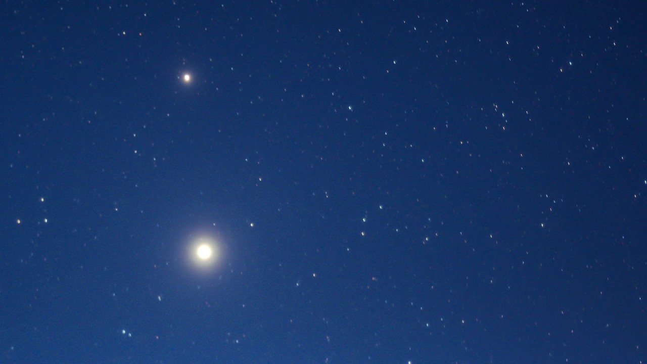 Hasta cuándo se podrá ver el «Beso Celestial»: La conjunción de la Luna, Júpiter y Venus