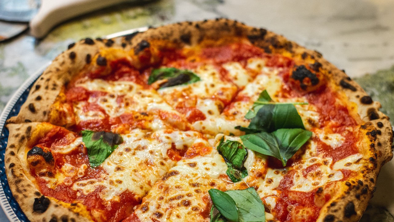 ¿Cuál es la diferencia entre una pizza estilo Chicago y una italiana?