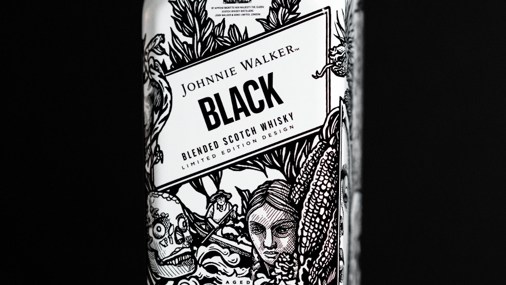 Johnnie Walker presenta edición limitada por la muralista mexicana Paola Delfín