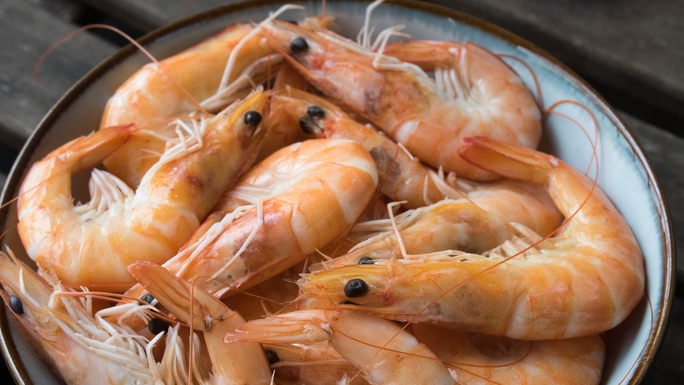 ¿Por qué los camarones cambian a color rosa cuando los cocinas?
