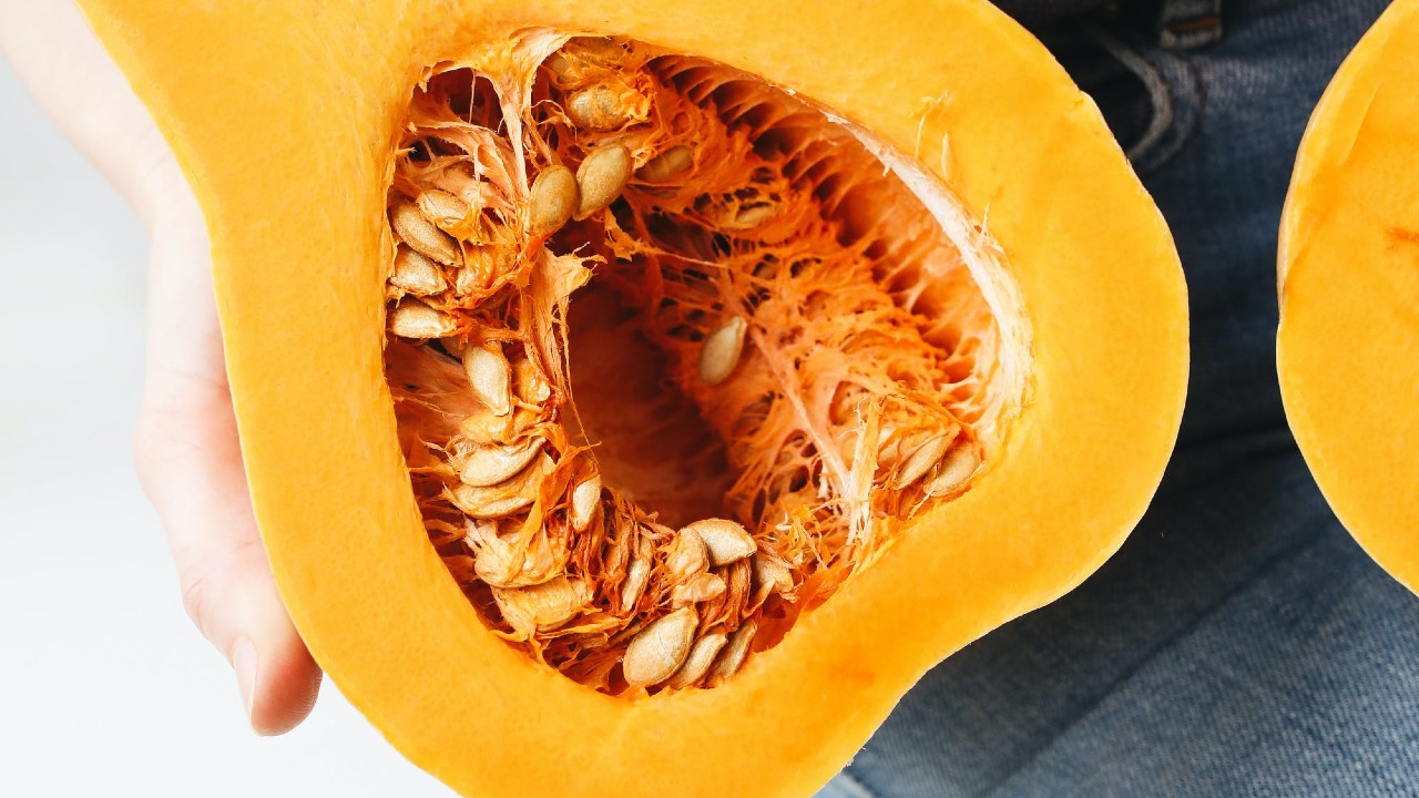 Cómo secar y asar las semillas de calabaza para convertirlas en botana